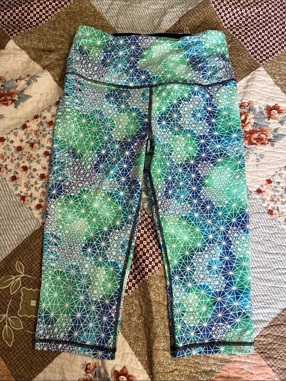 Victoria’s Secret sport knockout cropped athletic leggings, size medium